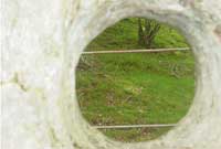 Edrych drwy'r twll yn y llechen sydd i'w gweld o hyd
