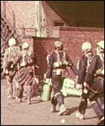 Underwater rescue team walks to pit