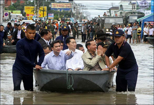 Thủ tướng Thái thị sát vùng lụt