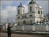 Історик Л.Шендрик перед Троїцьким храмом у Великих Будищах