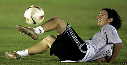 Messi, recostado sobre la grama, juega con el balón