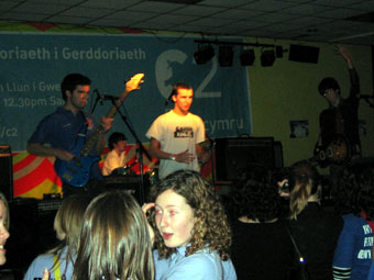 Y Ddawns Ryng-golegol