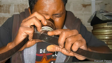 Foto Raquel Pérez: trabajador de la cinemateca de Cuba tratando de salvar materiales de archivo.