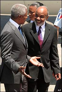 Kofi Annan (esq.) e René Préval