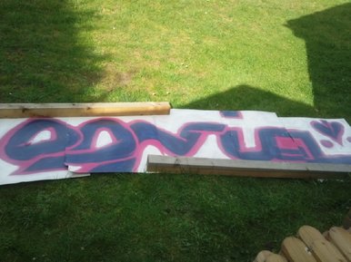 blue and pink spraypaint graffiti