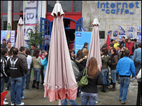 Pjesëmarrësit para fillimit të debatit