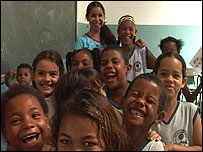 Tainá ajuda crianças em escola na Bahia