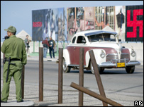 Carro passa em frente a painel anti-EUA em Havana