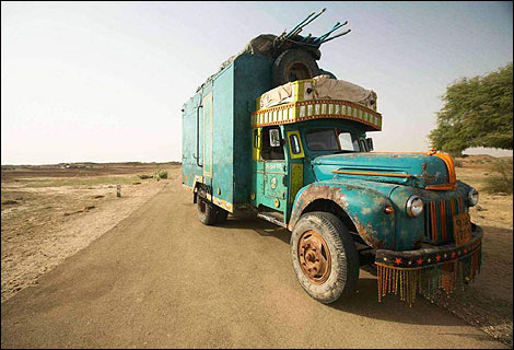 Vishnu (Abhay Deol), a restless young man, itches to escape his father's faltering hair oil business. 