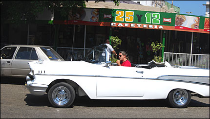 Cubano paseando en su automóvil por La Habana (Foto: Raquel Pérez)