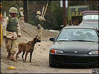 Soldados em postos de controle em Tijuana