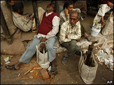 India workers waiting for jobs