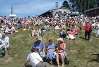 Pobl yn mwynhau'r Sioe Frenhinol