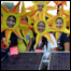 Ativistas do Greenpeace fazem campanha pela energia solar