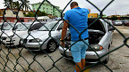 Cubano inspecciona un auto