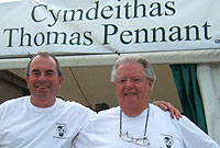 Paul Brighton a Normal Closs Parry o flaen pabell Cymdeithas Thomas Pennant yn yr Eisteddfod