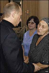 Vladimir Putin e parentes de vítimas em Beslan
