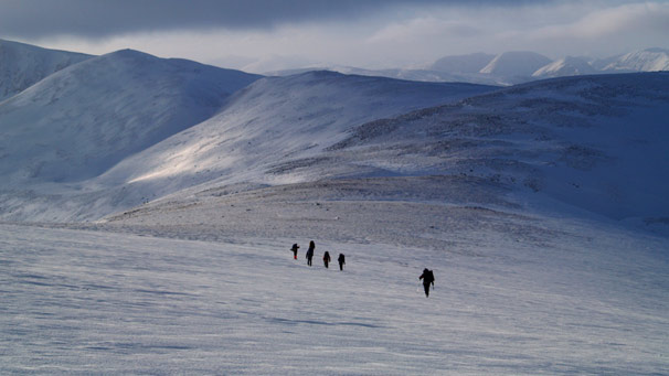 Six walkers cross mountain plateau
