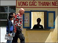 Glitter trên đường đi thẩm vấn