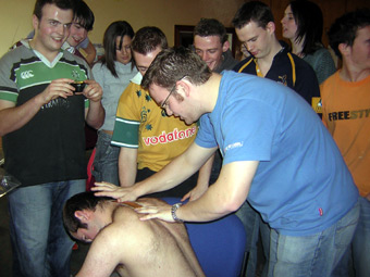 Aled Hopking yn cael ei gefn wedi ei wacsio 