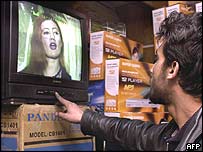 Afganlar televizyonda bir kadın sanatçıyı izliyor