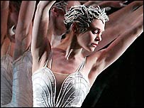 Royal Ballet, Swan Lake: picture by Johan Persson