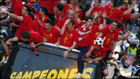 Cборная Испании с завоеванным трофеем