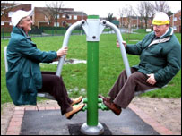 Idosos praticando exercícios no playground em Blackley