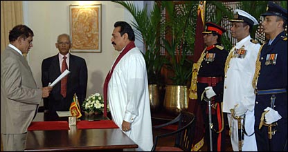 Asoka de Silva taking oaths as the new CJ in 2009