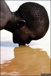 Yerden su içen bir Afrikalı