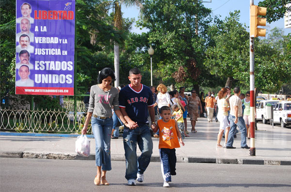 Desde hace 13 años por toda la isla se ven carteles reclamando la libertad de los 5 agentes presos en EE.UU. (Foto: Raquel Pérez)
