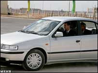 بشار اسد درحال راندن سمند - عکس از خبرگزاری مهر