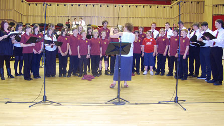 Disgyblion Ysol Plasmawr dan arweiniad yr athrawes gerdd, Helen Thomas