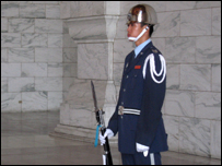 Lính gác trong lăng Thống chế Tưởng Giới Thạch