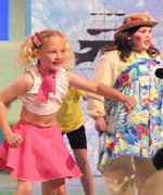 Rhai o ddisgyblion Ysgol Gynradd Morfa Nefyn yn cystadlu ar y llwyfan - cyntaf - Cân Actol. 