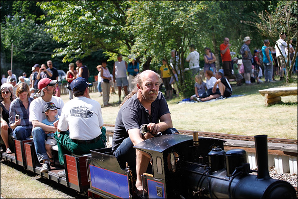 Люди катаются на игрушечном паровозе