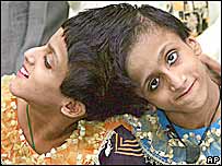جڑواں بہنیں