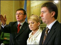 Троє лідерів - Юлія Тимошенко, Вячеслав Кириленко та Юрій Луценко - підписують угоду. Фото Укрінформу