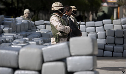 Policía mexicana con droga descomisada