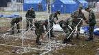 武警四川總隊人員在雅安寶興縣靈關鎮災民安置點搭建帳篷（新華社圖片22/4/2013）