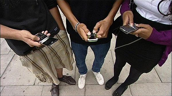 Jóvenes con teléfonos celulares