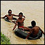 Estudantes sul-africanos cruzam o rio em bóias para ir à escola (Fotos: Gcina Ndwalane/The Mercury)