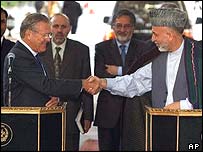 Donald Rumsfeld ve Hamid Karzai