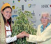 Nance Morrison, sy'n awr yn 88 oed, oedd yn cario'r Flodeugerdd yn Eisteddfod Dinbych, 1939, gyda Nia Clwyd Dolben Roberts fu'n cario'r Flodeugerdd yn Eisteddfod 2001