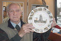 Bob Griffiths gyda plat yn olrhain hanes y Parlwr Du