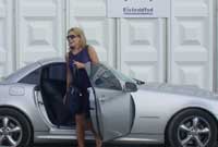 Katherine Jenkins yn cyrraedd y maes