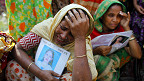 Mujer de Bangladesh llora por sus familiares