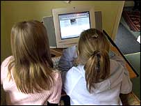 Crianças surfando na internet