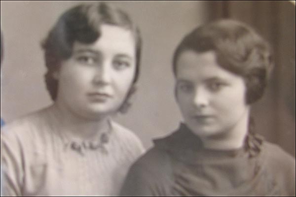 Bà Antonina (trái) trong ảnh chụp hồi trước Thế Chiến 2 ở Liên Xô