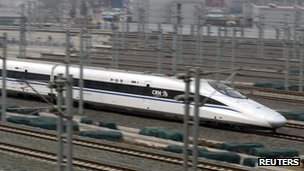 一列中國「和諧號」高鐵列車駛進北京南站（24/2/2012）